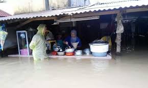 Meredah banjir dengan kancil 850 cc lagi terkini banjir di kelantan 12 30 th 28 11 2020. Para Peniaga Ini Terus Gigih Mencari Rezeki Meski Pun Musibah Banjir Melanda Salute