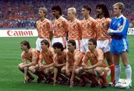 An important role for development koeman played johan cruyff, who in 1983 brought the talent to become top club ajax amsterdam and served as coach from 1985. Wat Ronald Met Mijn Shirt Deed Was Niet Goed Maar Ik Heb T Hem Vergeven Nederlands Voetbal Ad Nl