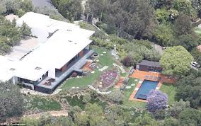 Feeling Clucky Jen Miss Aniston Has A Chicken Coop Built On Her 21million Bel Air Estate Bel Air Los Angeles Homes Building