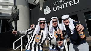 njəˈkæsəl‿əpənˈtaɪn, hauptsächlich als newcastle bekannt, ist eine stadt im nordosten von england am fluss tyne im vereinigten königreich großbritannien und nordirland.die stadt ist ein metropolitan borough mit dem status einer city im metropolitan county tyne and wear. Newcastle United Bittet Fans Um Verzicht Auf Arabische Kleidung Und Kopfbedeckungen Eurosport