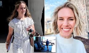 Man pranks his girlfriend with sign at Sydney airport