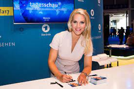 After graduating at pelizaeusgymnasium paderborn, from 1995 to 2001 she studied journalism and communication studies, german phil Judith Rakers So Tickt Die Ard Tagesschau Sprecherin Privat Liebenswert Magazin
