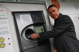 În primul și primul rând, trebuie să îți separi deșeurile în plastic, sticlă, carton, metal și menajer. Duci Pet Ul La Reciclat È™i PrimeÈ™ti De Un Dumicat Cum FuncÈ›ioneazÄƒ StaÈ›ia De Colectat DeÈ™euri Reciclabile De La Cora Lujerului AÈ™a È™i Pe Dincolo