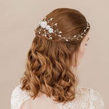 There's a bridal headpiece to suit every face shape from regal wedding crowns, delicate halos to more traditional wedding combs. How To Choose A Bridal Headpiece Britten Weddings