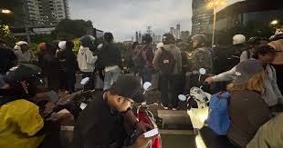 Luka di Kolong Tol Slipi Mulai Diobati oleh 'Pasukan Pelangi'