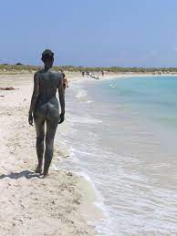 File:Muddy nudist on the beach at Fomentera (rear view).jpg - Wikimedia  Commons