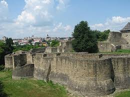 Din tot ce a fost, acum doar zidurile înviorează amintirea. Cetatea De Scaun A Sucevei Wikipedia