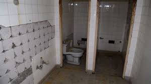 Bin ein junge bzw transgender und fühle mich als mädchen darf ich auf die frauen toilette gehen. Junge Auf Outdoor Toilette Junge Frau Hand Mit Bidet Dusche Sitzen Auf Toilette Bidet All Das Erfahrst Du Hier Maida Gum