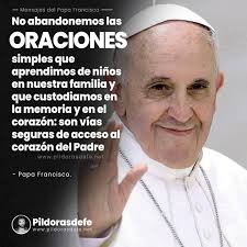 No abandonemos las oraciones simples que aprendimos de niños en nuestra  familia y que custodiamos en la memoria y en el corazón: son vías seguras  de acceso al corazón del Padre. -