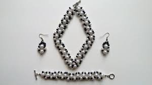 Black And White Jewelry Diy Black And White Jewelry Set Simple And Elegant Beaded Pattern Beaded Bracelets Diy White Jewelry Jewelry Patterns