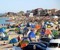 Vama veche era plină de viață la această oră, de 1 mai, anul trecut. PreÈurile Au Explodat In Vama Veche Cat Te CostÄ SÄ IÈi Petreci Acolo VacanÈa De 1 Mai Evenimentul Zilei