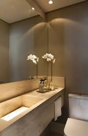 A Cuba Esculpida Do Lavabo Em Marmore Travertino Romano Bruto E Valorizada Pelo Papel De Parede Banheiros Modernos Decoracao De Lavabo Lavabo Pequeno Moderno