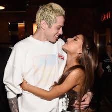 Ariana grande se apresenta no especial de halloween da iheartradio. Ariana Grande A Pete Davidson No Le Va A Gustar Nada Que Has Hecho Con Ese Tatuaje Tan Especial Para Ambos