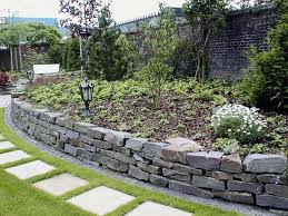 Steinmauer Als Blickfang Und Sichtschutz Im Garten 40 Ideen Steinmauer Garten Steinmauer Garten Landschaftsbau