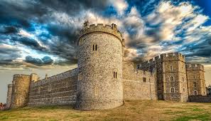 O castelo de windsor foi construído no século xi com o intuito de proteger a região de invasores, bem como o rio tâmisa, e começou a ser usado o uso de aparelhos eletrônicos é estritamente proibido no interior do castelo, e, apesar de ser possível entrar com eles, não faça uso deles. Historia Fatos E Curiosidades Do Castelo De Windsor Inglaterra