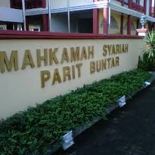 Dia yang memakai jaket hitam itu disorong menaiki kerusi roda oleh polis trafik pengiring, sebelum memasuki mahkamah majistret. Mahkamah Syariah Parit Buntar Courthouse In Parit Buntar