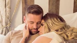Carl woods, 31, is katie price 's partner and he is a car dealer from essex. Carl Woods Erhalt Morddrohung Wegen Beziehung Zu Katie Price Promiflash De