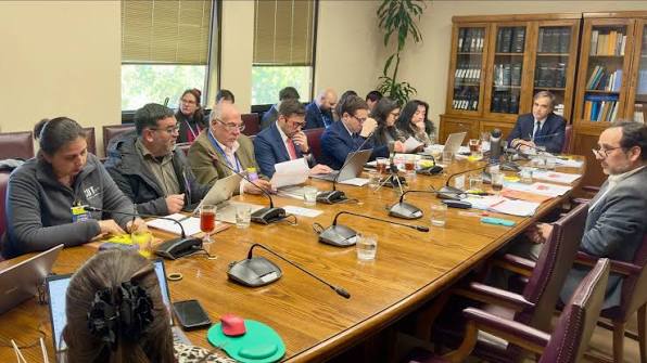 La Central Unitaria de Trabajadores y Trabajadoras, representada por la  vicepresidenta nacional, Gabriela Farías y el vicepresidente de  Comunicaciones, David Acuña, estuvieron presentes en la Comisión de Trabajo  y Previsión Social del