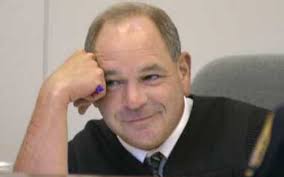 Hakim Ini Gemar Menjatuhkan Hukuman Pada Pesalah Dengan Cara Yang Kreatif