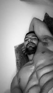 Simone Susinna in mutande - la foto scattata in camera da letto - BitchyX