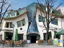Nachdem das traditionslokal gut zwei jahre leer stand, wird es jetzt zur vinothek, bar und eventlocation. Das Schiefe Haus In Sopot Polen Marchenhafte Fenster Bm Online