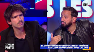 He worked on the legal team of julian assange and has been an outspoken supporter of the yellow vests movement, some of which he also represented in court. Juan Branco Et Sa Copine