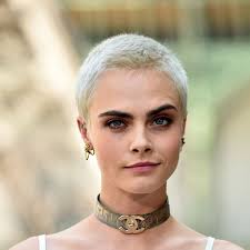 110 des plus belles coiffures courtes de la. Cara Delevingne Sa Coupe De Cheveux Ultra Courte L Express Styles