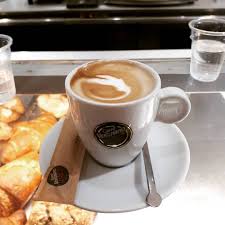 È il momento in cui siamo (o almeno dovremmo essere) naturalmente più svegli e assumere caffè a quell'ora rischia di sortire un effetto minore e, anzi, di creare assuefazione. E L Ora Del Caffe Buongiorno E Buona Domenica Buongiorno Goodmorning Happysunday Colazioneitaliana Colazione Breakfast