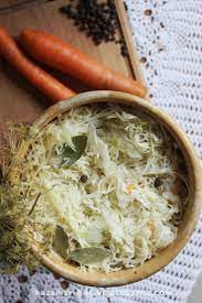 Pazdziernik To Najlepszy Miesiac Na Kieszenie Kapusty Kapusta Podczas Kiszenia Poddawana Jest Naturalnemu Procesowi Fermentacji Cabbage Food Vegetables