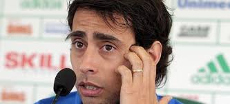 Valdivia se emociona e diz ser vítima de extorsão