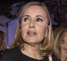 Grande Fratello Vip, parla la mamma adottiva di Antonella Elia. Alfonso  Signorini piange, commozione in studio