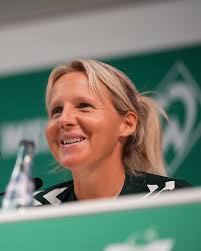 Vorstellungs-PK erledigt. ✓ Wir freuen uns auf die gemeinsame Zeit,  @fritzy_kromp! 💚🤝 ____ #werderfrauen #werder #bremen #svw #llgw