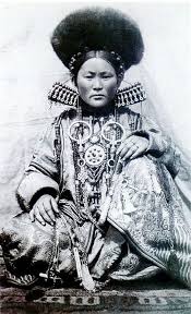A patchwork dress inspired from mongolian traditional dress. 23 Amazing Vintage Portrait Photos Of Khalkha Women In Their Mongolian Traditional Costumes In The Early 1900s Vintage Everyday