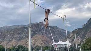 Qu'on lui coupe les couilles !, particulièrement à ceux qui peinaient à maîtriser leur marteau. Un Athlete Se Coupe Les Testicules En Retombant Sur Sa Perche Video