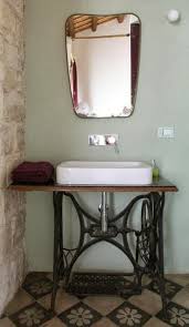 60 Idees Pour Recycler Vos Vieilles Machines A Coudre Vieilles Machines A Coudre Deco Salle De Bain Tables De Couture
