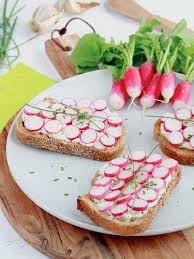 Tartines Completes Au Chevre Frais Radis Et Piment D Espelette Recette Tartine Chevre Chaud Piment Espelette Chevre Frais