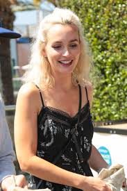 Bei blondieren gehts erst über rot, dann orange, dann gelb, dann blond, dann weiß. Braue Haare Richtig Blondieren Ohne Schaden