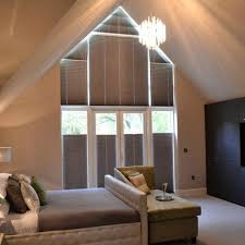 Tolle Ideen Wie Sie Ihr Dreiecksfenster Verdunkeln Dreiecksfenster Schlafzimmerfenster Haus Jalousien