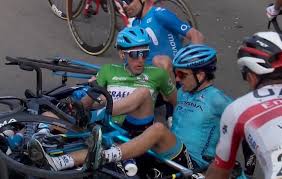 Massavalpartijen werpen schaduw over koers by webmaster. Dan Martin Crashes Hard In Vuelta Finale But Able To Finish Stage Video Sticky Bottle