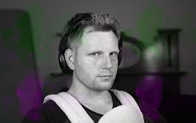 Kerry Decker's Instagram, Twitter & Facebook