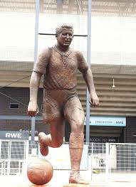 Rot Weiss Essen Legende Und Weiltmeister 1954 Helmut Rahn Statur Am Rot Weiss Stadion Fussball Nationalmannschaft Helmut Rahn Rot Weiss Essen