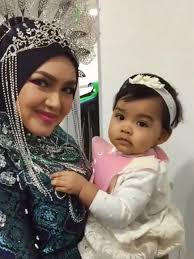 Her birthday, what she did before fame, her family life, fun trivia facts, popularity rankings, and family life. Temani Konser Di Indonesia Putri Siti Nurhaliza Tampil Menggemaskan Lifestyle Liputan6 Com