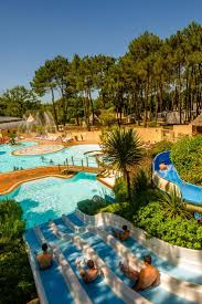 Camping Fort Espagnol Is Een Familiecamping In Bretagne Zwemfans Zijn Hier In Hun Nopjes De Lagunezwembaden Zijn Verwarmd Vakanties Italie Vakantie Resorts