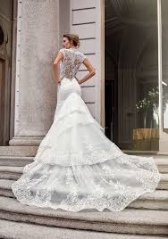 Gli abiti da sposa 2021 rappresentano un richiamo alle mode trascorse, lo si ritrova negli abiti vaporosi, lisci e semplici; Abiti Da Sposa 2021 Le Tendenze Glamstyler