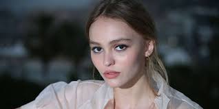 Her mother is french singing sensation vanessa paradis, and her father is american actor johnny depp. Lily Rose Depp Cree Le Scandale En Posant Nue Pour Vogue A 17 Ans Mce Tv