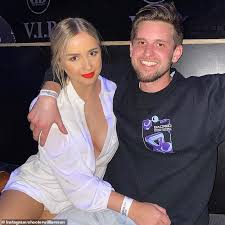 @shooterspuntingworld sub to my youtube/tiktok/twitch/onli fans, get a cameo or tickets to my 2021 oz live show below. Comedian Alex Shooter Williamson Is Glassed After Trying To Kick An Audience Member In The Face Daily Mail Online