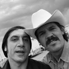 🎥 Behind the scenes of No Country for Old Men with Josh Brolin and Javier  Bardem! Fun fact: Javier Bardem won an Oscar for his role as Anton Chigurh  but called his