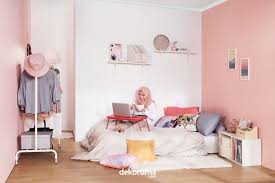 Siapa sangka, ternyata benda yang dianggap sudah tidak berguna ini bisa jadi hiasan dinding kamar yang unik, lho. 5 Trik Mudah Menata Desain Kamar Kost Rapi Biaya Murah