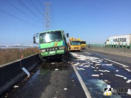 For faster navigation, this iframe is preloading the wikiwand page for 大甲交流道 (台61线). å½± å°61ç·šè¥¿æ¿±è¯çµè»Šè¿½æ'žå¤§è²¨è»Šè¯çµè»Šå¢œè½æ©‹ä¸‹ åœ°æ–¹ Nownewsä»Šæ—¥æ–°èž