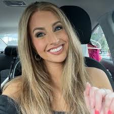 Stephanie Mead's Instagram, Twitter & Facebook